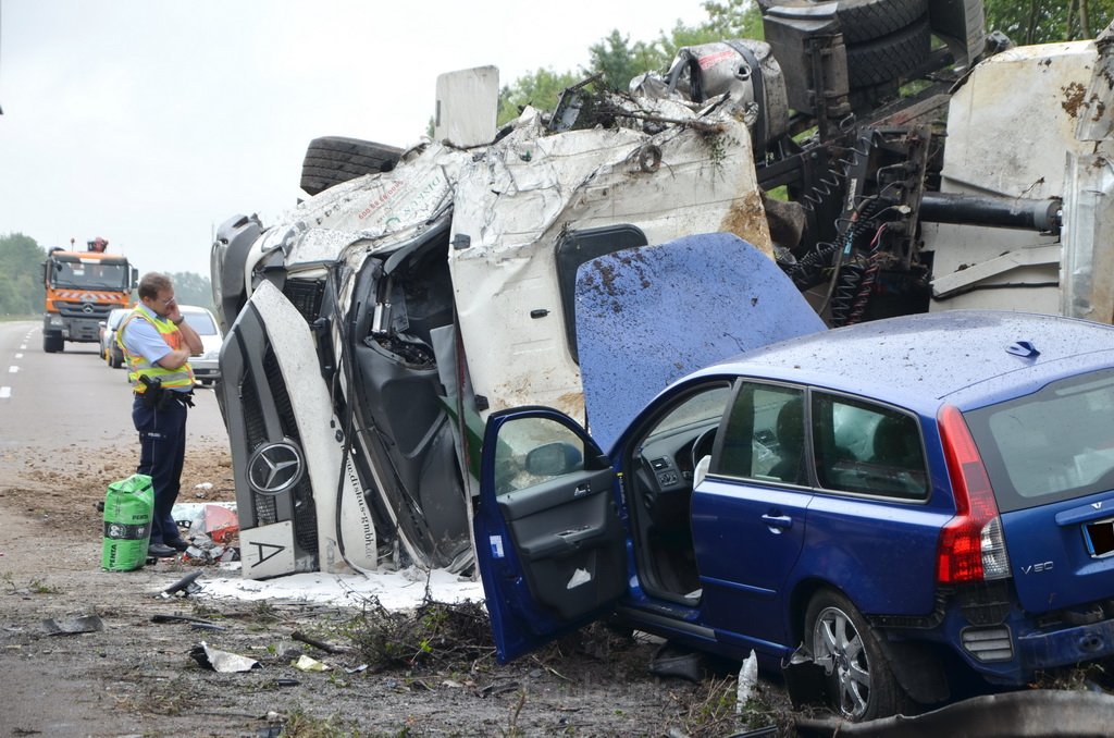 LKW umgestuerzt A 1 Rich Saarbruecken P077.JPG